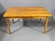 Udtræksbordet i 
nøddetræ, 
fremstillet af 
en dansk 
snedkermester 
og 
repræsenterende 
dansk design, 
...