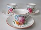 3 
porcelænskopper 
med 
underkopper, 
19. årh. 
Håndbemalet med 
blomster. H: 
6,8 cm. Dia 
underkop: ...