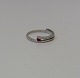 Hvidgulds ring 
i moderne 
design, udført 
i 14 kt guld 
prydet med en 
rubin
Udført på 
bestilling ...