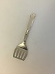 Cohr 
Sildegaffel med 
Sølvskaft.
Måler 15.5 cm 
L 
Vejer 32 g