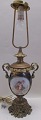 Fransk 
bordlampe, 19. 
årh. Med bronze 
montering. Urne 
i cobolt blå 
porcelæn med 
forgyldning og 
...