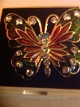 Broche.
Sommerfugle 
med emalje og 
simili 
krystaller.
Forgyldt 
metal.