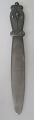 Papir kniv i 
tin, o. 1920, 
Danmark. 
Skønvirke. 
Stemplet.: M 
Tin Moll, Dansk 
Arbejde. L.: 25 
cm. ...