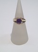 14 karat 
guldring med 
rund ametyst 
indfattet. 
Stenstørrelsen 
6,5 diameter. 
Ringstørrelse 
50 ...