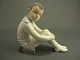 Bing & Grøndahl figur, Dreng siddende på bøger.