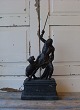 "Panter 
dræberen" 
klassisk figur 
i sort bemalet 
gips
Stemplet 
Eneret H.C.Brix
Højde 68cm. 
målt ...