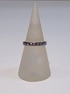 14 karat 
alliancering 
med 8*0,02ct 
brillanter 
indfattet. 
Ringstr. 54 
Ø17,2
Lavet af 
guldsmed ...