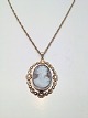 14 karat camé 
vedhæng. Str. 
ca. 37*31mm. 
Pris 1995,-
14k kæde. 
Længde: ca. 
49cm Pris. ...