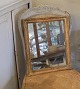 Louis XVI spejl 
med smuk 
perlekant, 
fremstår med 
originalt 
spejlglas.
Mål 
39,5x47,5cm.