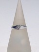 14 karat 
hvidguldsring 
med 2 stk. 
brillanter á 
samlet 0,05ct 
Ringstr. 51½ 
Ø16,4
Lavet af ...