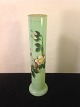 Cylender 
Glasvase.
med rose 
motiv.
Grøn opaline 
glas.
Højde: 16,5 
cm. 
Diameter:3,5 
...