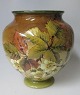 Doulton Lambeth 
vase. Carrara 
vare, fajance, 
1880 - 1900, 
England. Brun 
glasur med 
dekorationer 
...