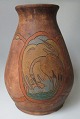 Dansk kunstner 
o. 1900, Vase. 
Jugend. Rødler. 
Kold bemalede 
dekorationer. 
1) 2 
fiskehejre, der 
...