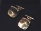 Firkantet 
manchetknapper 
i 8 karat guld
Størrelse: ca. 
17*17mm
Lavet af 
guldsmed 
Hermann ...