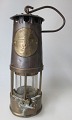 Engelsk 
minelampe i 
messing og 
jernblik, 19. 
årh. Højde.: 24 
cm. Med krog og 
glas. Med ...