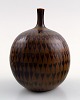 Stig Lindberg (1916-1982), Gustavsberg Studio hand, keramik miniature vase.