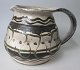 Herman A. 
Kähler mælke 
kande, 1920- 
1930'erne, 
Næstved, 
Danmark. Over 
glasurer i 
creme-, sort og 
...