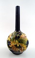 Art nouveau 
Rörstrand 
smalhalset vase 
i fajance 
dekoreret med 
blomster. 
28 cm. høj. 
I ...