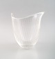 Tapio Wirkkala 
for Iittala. 
Klar kunstglas 
vase med 
indgraveret 
dekoration i 
form af 
striber. ...