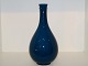 Bing & 
Grøndahl, 
mørkeblå vase  
designet af 
Ebbe Sadolin.
Dekorationsnummer 
ØK 315.
1. ...