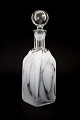 Karaffel med 
opal hvidt glas 
med hul prop, 
højde 27 cm. 
Fin og hel 
stand. Pris: 
425 kr.

