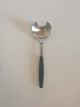 Georg Jensen 
Stainless Grøn 
Strata 
Serveringsspork.
 Måler 20,6 cm