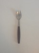 Georg Jensen 
Stainless 
'Strata, Brun' 
Frokostgaffel. 
Måler 17,1 cm