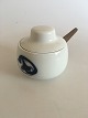 Bng & Grondahl 
Blue Koppel 
Bowl with Lid 
and Wooden 
Handle No 515. 
12 x 13 cm (4 
23/32 x 5 1/8")