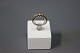 Alliance 
guldring i 14 
kt. med 5 
brillanter, 
indgraveret 
F.M.
Dia - 1,8 cm.