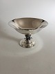 Georg Jensen 
Sterling Sølv 
Skål på Fod No 
172. Fra 
1925-1932. 15.5 
cm høj. 24 cm 
dia. Vejer 736 
g