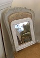 Lille fransk 
Louis Philippe 
spejl.
Perlemors hvid 
ramme med 
originalt 
spejlglas.
Mål 33,5x40cm.