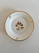 Royal 
Copenhagen Brun 
Iris 
Kagetallerken 
No 9055. 15.5 
cm. I fin 
stand.
