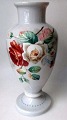 Stor opaline 
vase, grålig 
glas masse, 19. 
årh. Med emalje 
bemalinger i 
form af grene, 
blomster ...