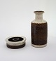 Søholm, Vase og 
lysestage i 
brun og hvid 
glaseret 
chamotte ler.
Vase. Højde 19 
cm. Pris: 375 
...