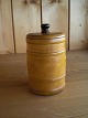 Lille 
tøndeformet 
tobaksdåse i 
drejet i 
birketræ. Ca. 
1920. Dansk. 
Højde med låg: 
12,3 cm.- ...
