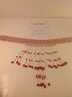 Grønlandsk krave i perler. 20. århundredeLængde.: 34,5 cm.Band bredde: 4 cm. perlerækker ...