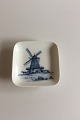 Royal 
Copenhagen 
Plaquette 
2985-2-985.
Wind Mill
8,3cm x 8,3cm 
(3 1/4" x 3 
1/4")