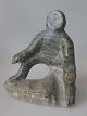 Grønlandsk fedtstensfigur, 20. årh. af siddende mand. Signeret: ML 9.12.74. H.: 10 cm. 