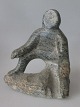 Grønlandsk 
fedtstensfigur, 
20. årh. af 
siddende mand. 
Signeret: ML 
9.12.74. H.: 10 
cm. 