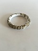 Royal 
Copenhagen 
Porcelæn 
Armring med 
Blomstermotiv. 
6.5 cm Indre 
Diamater. I fin 
stand.