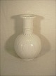 Flot vase fra 
Royal 
Copenhagen nr 
3309 1 sort
af Arno 
Malinovski 
H: 20 cm