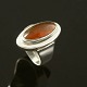 N.E. From Ring 
i Sterling sølv 
med rav.
Tegnet af 
Niels Erik From 
1944-2009
Stemplet 
Sterling, ...