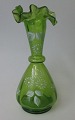 Bømisk vase i 
grønt glas med 
hvide emalje 
dekorationer, 
19. årh. Flæset 
kant. H.: 15 
cm. 