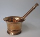 Antik messing 
morter med 
pestil, 
Danmark, 18. 
&aring;rh. 
H&oslash;jde: 8 
cm. 
L&aelig;ngde 
...