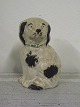 Dansk lertøj 
sparebøsse hund
koldtbemalet
slut 
1800-tallet
Højde 11,5cm.
