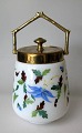 Kiksespand i 
opaline glas 
med emalje 
dekorationer, 
o. 1900. 
Dekoreret med 
forårs 
blomster. Med 
...