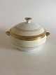 Bing & Grondahl 
Dumas Tureen 
with Lid No 5. 
10 cm H (3 
15/16"). 22 cm 
dia (8 21/32").