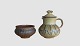 Kande i keramik 
 (skål solgt)
Keramik 
Højde på 
kande: 15 cm
Højde på skål: 
6 cm
Diameter på 
...