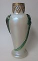 Vase, Kralik, 
omkring 1900, 
B&oslash;hmen. 
Lys opaliseret 
glas med 
gr&oslash;nt 
bladv&aelig;rk. 
...