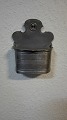 Lille saltkar 
af tin 
1800-tallet
utydeligt 
stemplet
H. 12cm L. 
10cm D. 5,5cm.